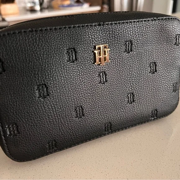 Tommy Hilfiger Women's Camera Crossbody Bag - Black Faux Leather Embossed Logo - Picture 3 of 11
